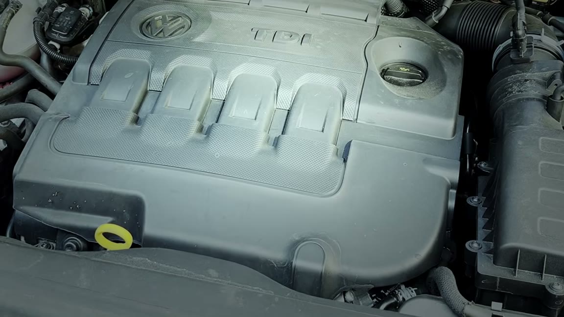 CarAudit technikas apžiūri naudotą automobilį